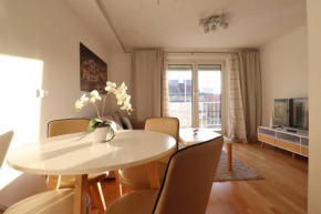 Brilliant View: Balcony Home, Modern, Stylish and newly Renovated